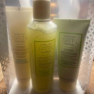 Brand new Mary Kay Satin Hands Set